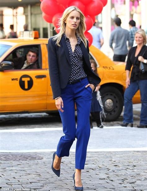 20 Stunning Shoe Color Combinations To Elevate Navy Pants Outfits