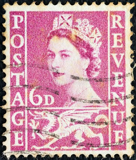 reino unido circa 1958 un sello impreso en gales muestra un retrato de la reina isabel ii y