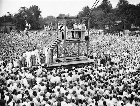 The Last Public Execution In America Historic Photos Taken On Aug 14