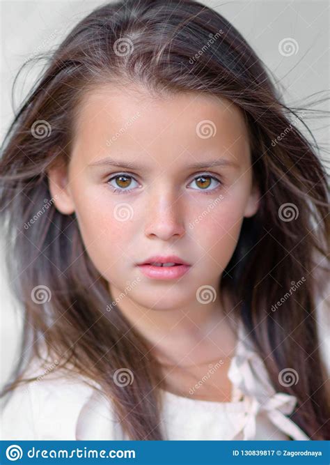 Retrato Da Menina Ao Ar Livre Imagem De Stock Imagem De Mola Querida
