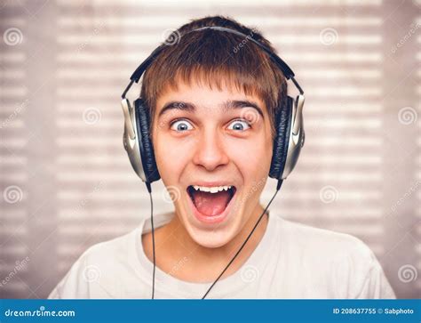 Teenager Listen To The Music Stock Image Image Of Caucasian Listen