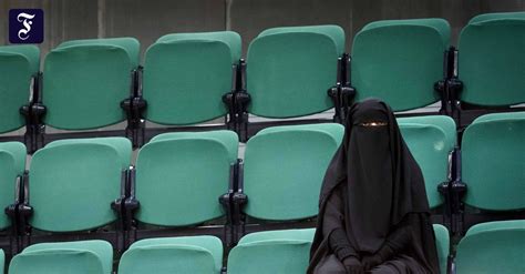Julia Klöckner Fordert Burka Verbot Auch In Deutschland