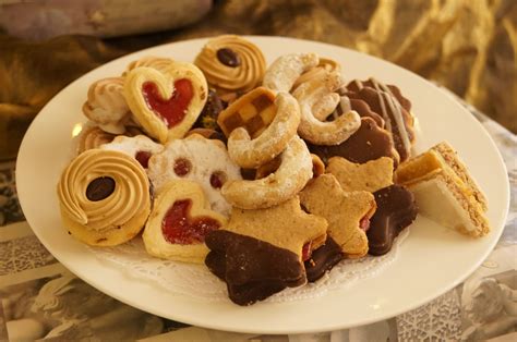 Austrian husarenkrapferl cookies, an almond shortbread dusted with icing sugar & finished off with how about a batch of austrian husarenkrapferl cookies? yummy austrian christmas cookies @ stock resort, zillertal ...