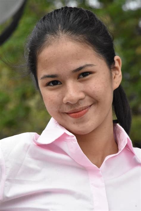 belle philippine adolescente et bonheur portant chemise rose closeup image stock image du
