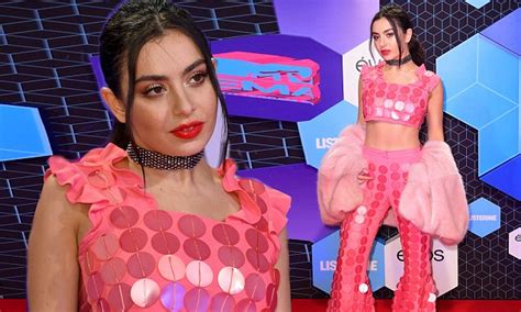 Mtv Emas 2016 Charli Xcx Flaunts Her Abs In A Frilly Pink Crop Top And