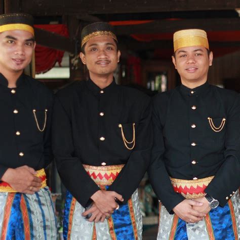 Baju adat sulawesi selatan ini dikenakan oleh wanita mandar pada saat perkawinan dan pada saat menari pattiqtuq. Pakaian Adat Mandar Sulawesi Selatan - Baju Adat Tradisional