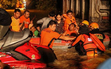 more than 200 feared dead and dozens missing in philippine flash floods