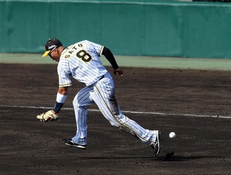阪神・ドラ1佐藤輝、三塁で初失策阪神タイガースデイリースポーツ Online