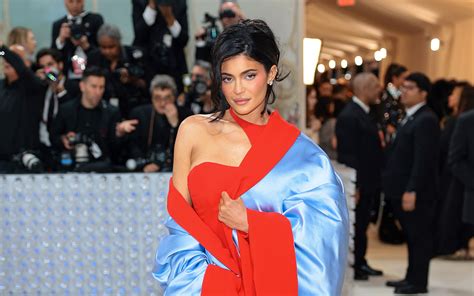 Kylie Jenners Met Gala Look Nods Fire Ice In Red Pumps Blue Robe