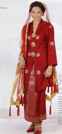 Baju kebaya tradisional menggunakan tiga set kerongsang supaya mudah untuk digunakan oleh semua orang. Melayu - Pakaian Tradisional Kaum-Kaum Di Malaysia