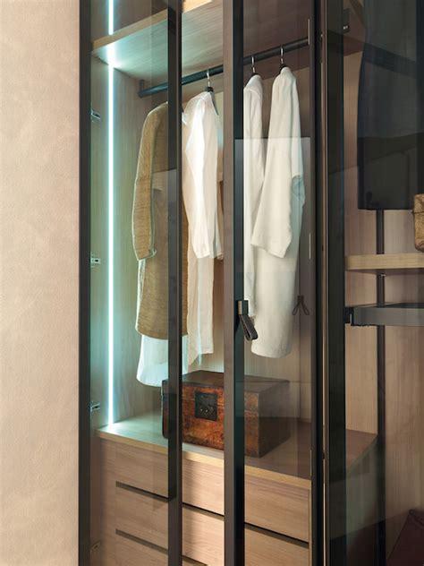La cabina armadio dietro il letto permette di personalizzare il guardaroba sfruttando al meglio lo spazio disponibile e di sostituire mobili . Kali, la cabina armadio per ogni esigenza di spazio