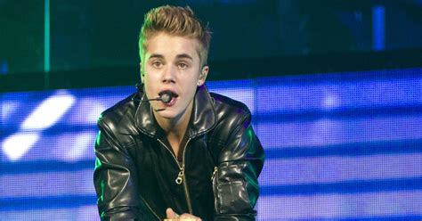 Viral Video Justin Bieber Gets Sick On Stage