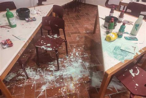 Vandali Imbrattano La Mostra Opere Rovinate Il Caffe