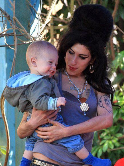 Amywinehouse Holding Baby I Think She Would Have Been A Wonderful