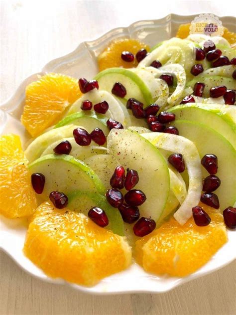 Un piatto sano, leggero, gustoso e che fa bene per le proprietà nutrizionali della verza. Insalata natalizia di frutta e finocchio | Ricette, Idee ...