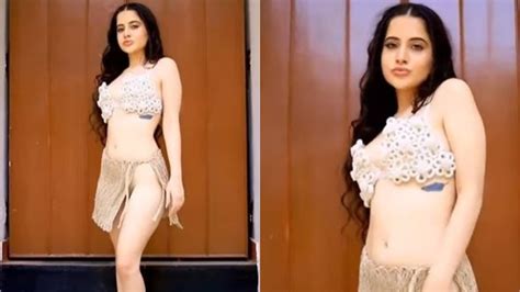 urfi javed hot video स्किन कलर की ब्रा और मिनी स्कर्ट में उर्फी जावेद ने कैमरे के लिए किया पोज