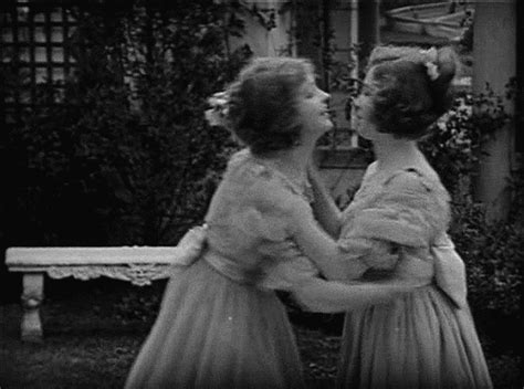 Artsyqt Early 1900′s Kiss Retro Lesbians