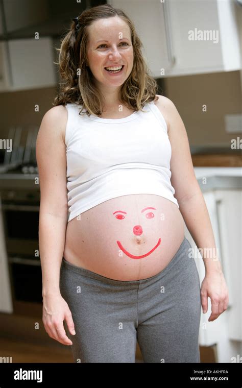 Schwangere Frau Mit Ein Glückliches Gesicht Gemalt Auf Dem Bauch
