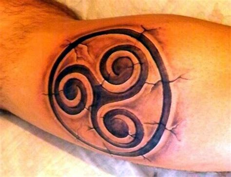 45 Tatuajes Del Trisquel O La Triple Espiral Y Su Significado
