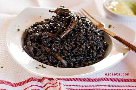 Arroz negro è una ricetta spagnola a base di riso nero, molto conosciuta e saporita, perfetta per una cena tra amici con cui si vuol fare bella figura! Arroz Negro - Recetas de Esbieta