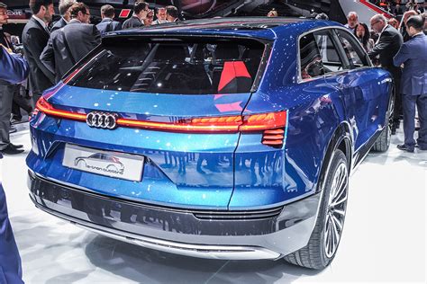 They quickly accelerate the electric suv from zero to 100 km/h. IAA 2015: Audi E-Tron Quattro Concept eine Elektrostudie