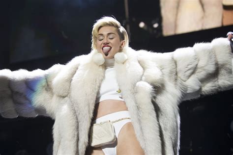 Miley Cyrus Licks Cara Delevingne S Tongue In Racy Photo