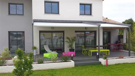 Aménagement de terrasse avec du mobilier de couleur claire. Aménagement terrasse moderne | Aménagement terrasse, Idée ...