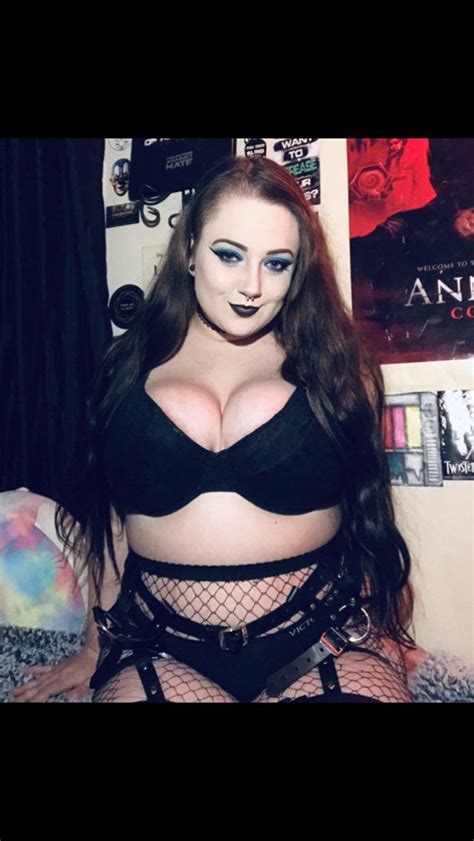 am i your big tiddy goth gf 😘 scrolller