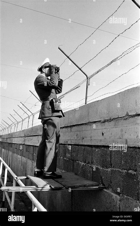 Berlin Wall 1961 Hi Res Stock Photography And Images Alamy