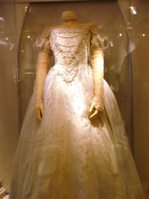 Tim Burtons Alice In Wonderland White Queen Halloween Costume Ideas