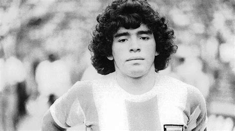 a 43 años del debut de maradona en la selección argentina el día en que a diego le temblaron