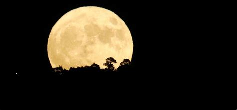 a supermoon is on our way this sunday will be the brightest full cold moon of the year