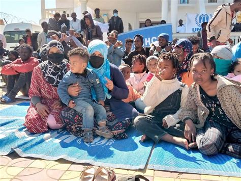 لاجئون معتصمون أمام مقر مفوضية اللاجئين بتونس يطالبون بإعادة توطينهم في بلدان أخرى Tunisia