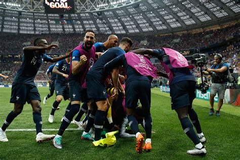 การแข่งขันฟุตบอลยูโร 2020 เป็นพบกันระหว่าง โครเอเชียพบสเปน ในช่วงต้นเกมเป็นฝ่ายสเปนได้ครองบอลบุกเข้าใส่ตั้งแต่เขี่ยบอล พอมีโอกาสทำประตู. ฝรั่งเศส v โครเอเชีย ผลบอลสด ผลบอล ฟุตบอลโลก