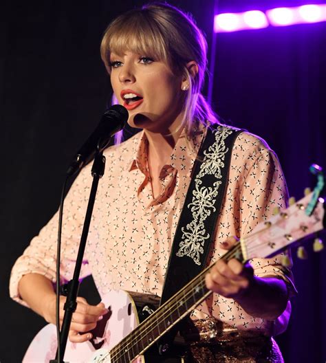 Taylor Swift Hosts Lover Listening Party In London Popsugar Celebrity