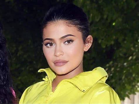 kylie jenner gets rid of her lip fillers bollywood news and gossip movie reviews trailers