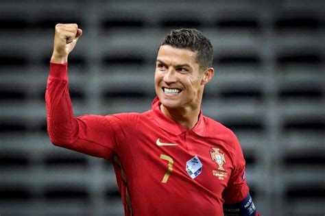 Криштиану родился в семье марии долореш душ сантуш авейру и жозе диниша авейру. Cristiano Ronaldo closes in on international goals record ...