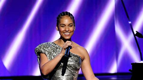 Alicia Keys Hosts The Grammys Wearing Wearing Barely Any Makeup Marie