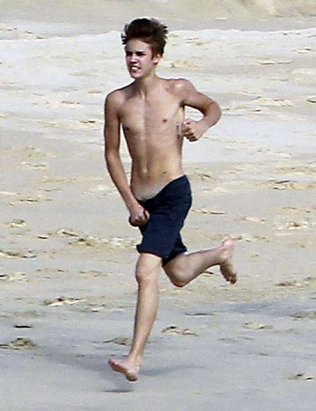 EGO Em corrida na praia Justin Bieber quase mostra demais notícias