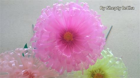 Ada dua cara untuk membuat bunga dari sedotan, yakni: Unduh Gambar Bunga Dahlia Dari Kantong Plastik