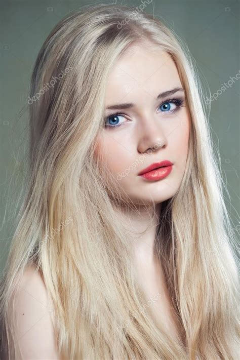 Beautiful Girl With Blue Eyes And Long Blonde Hair Pelo Rubio Largo Pelo Azul Chicas De Ojos