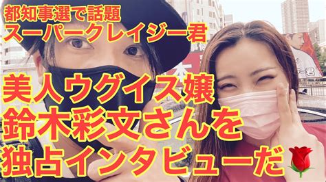 4k00:14コロナウイルスの検疫が終わると、カフェやレストランや営業が再開されます。 閉店から開店の合図をするフェイスマスクを持つ女性。 covid lockdownの後のスモールビジネス バルセロナ，スペイン. 選択した画像 鈴木彩文 空手