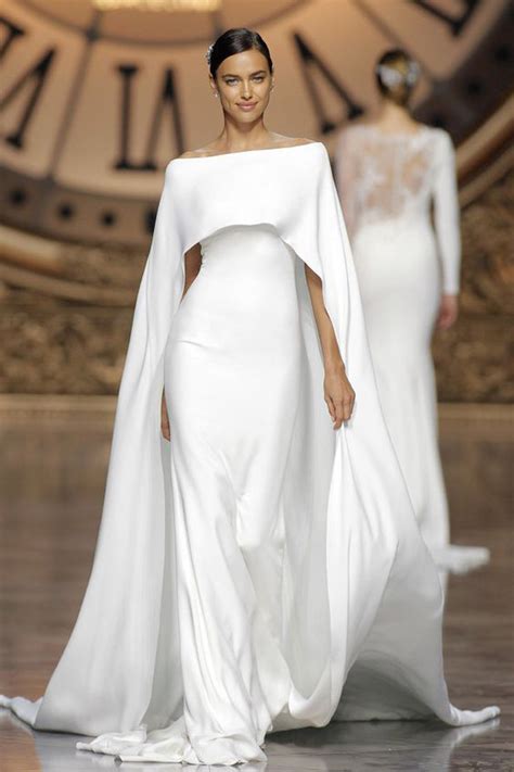14 Cape Wedding Dresses For A Trendy And New Bridal Look