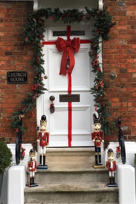 35 Stunning Christmas Front Doors Decoration Ideas New 2021 Page 11