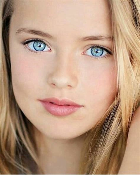 Arriba Foto Chica De Ojos Azules Y Cabello Rubio Mirada Tensa