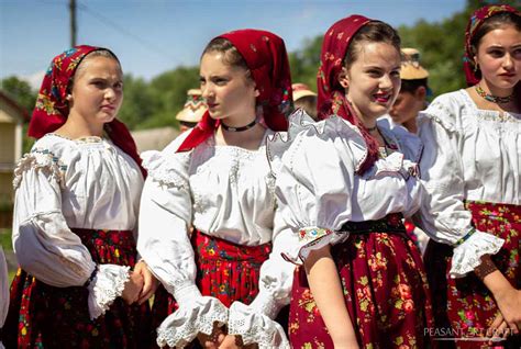 romanian folk costumes from libotin left and ungureni right both from the lăpuş region