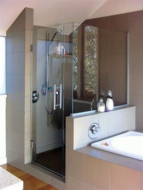 «slide a stool next to the bathtub. Shower & bath next to each other - another idea ...