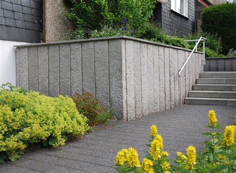 Giebelverkleidung kunststoff, schiefer oder holz? Bestehende L-Stein-Mauer in Velbert mit Granit Stelen ...