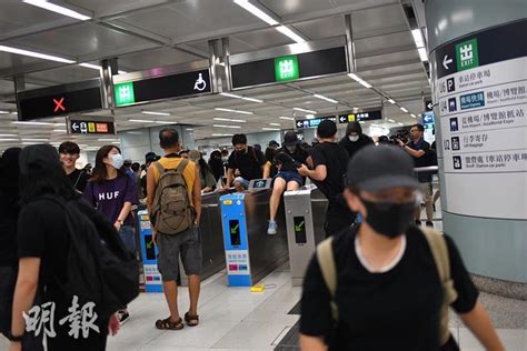 【逃犯條例・機場】機場快線深夜恢復往香港站 示威者東涌焚國旗 徒步數小時往市區 2236 20190901 港聞 即時新聞