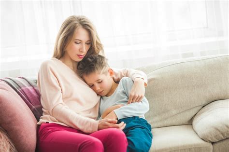 Madre Tratando De Calmar A Su Pequeño Hijo Mamá Abrazando A Su Hijo En